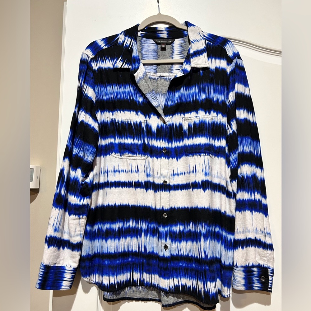Beautiful women’s long sleeve button up Rock & Republic blouse. Size XL.